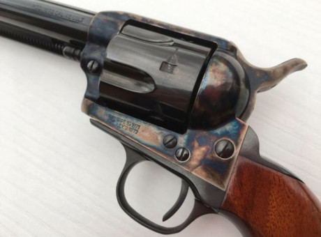 SE VENDE REVÓLVER DE COLECCIÓN UBERTI MODELO 1873 EN CALIBRE .45 LC. 
CAÑÓN DE 4" 3/4.
EN ACABADO 10