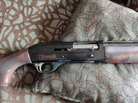 Vendo Benelli Centro del 12 con marcas de uso pero en perfecto estado de funcionamiento, con su maletín 11