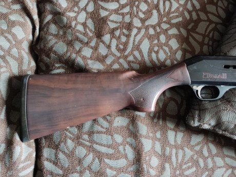 Vendo Benelli Centro del 12 con marcas de uso pero en perfecto estado de funcionamiento, con su maletín 10