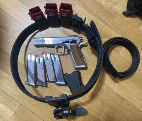El equipo es una Tanfoglio Limited 9 mm, con 4 cargadores, cinturón velcro, tres portacargadores y uno 00