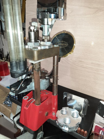 SE VENDE PRENSA LEE PRO 1000 CON TODO LO NECESARIO PARA RECARGAR EL 9 Y EL 38/357. INCLUYE TORRETA PARA 00