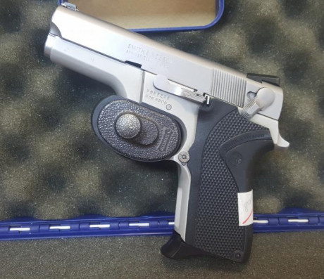 Vendo pistola Smith & Wesson 6906 de 9 mm.

La pistola esta guiada con la licencia A. Y puede guiarse 01