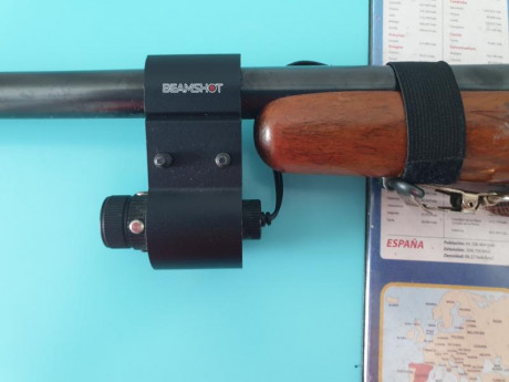 Vendo un puntero laser para instalar debajo del cañón con pulsador, un accesorio para poner linterna bajo 00