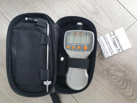Vendo un puntero laser para instalar debajo del cañón con pulsador, un accesorio para poner linterna bajo 10
