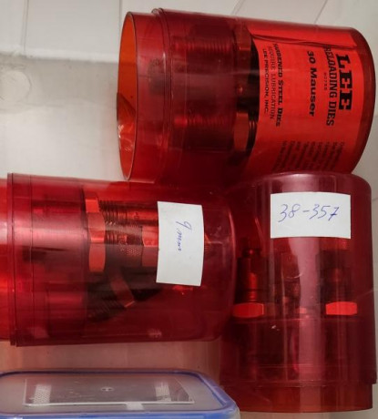Buenas a todos, por dejar la recarga, pongo a la venta tres juegos de Dies Lee, los del 38-357 mágnum 00