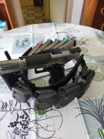 Pistola STI .40, cinco cargadores, cinturón y funda extracción rapida, agujas y muelles repuesto. Pocos 40