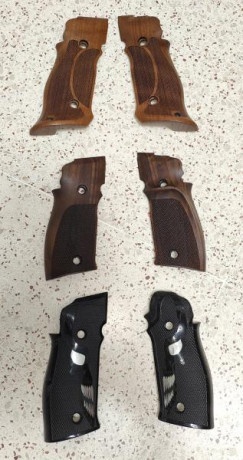 Vendo 2 juegos de cachas para Sig Sauer P226 X-Five y X-Six.

- Cachas de Nogal tipo P210,  110€
- Cachas 00