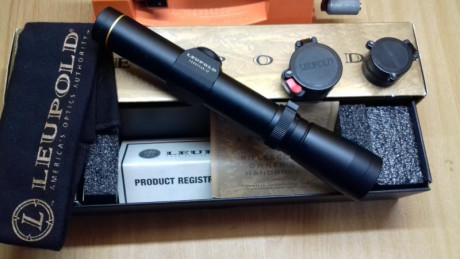 Vendo este visor Leupold european 30 de 1.25x4x20, retícula duplex, con su caja original y tapones flip-up. 00