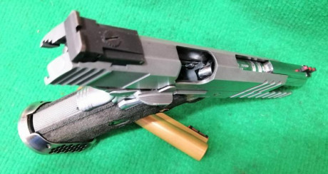 Se vende Infinity híbrida, calibres 9 parabellum y 40 sw.
Tiene dos cañones del 40 y uno del 9.
También 00