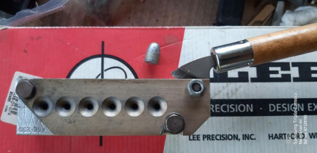 Hola vendo moldes LEE de 6 cavidades
Punta redonda 230 grains, calíbre .452
punta troncocónica 230 grains, 11