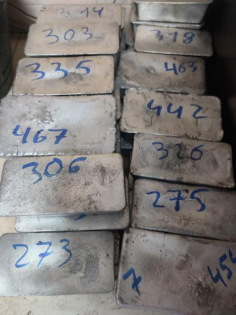 Pongo a la venta plomo aleado listo para hacer puntas. Hay algo más de 100 kg en lingotes de poco más 00
