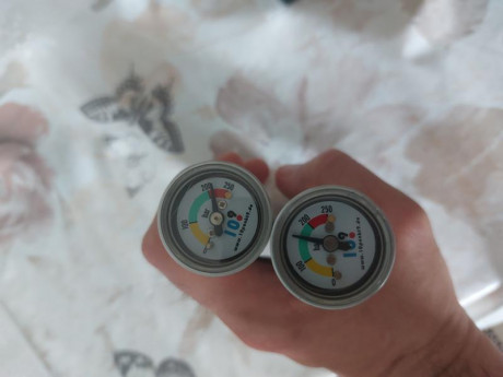 Vendo estas dos botellas de AC de pistola Steyr,  compatibles con la famosa snowpeak pp20 china
OJO!!! 01