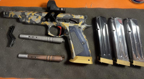 Se vende CZ czechmate del 9x19, pintada en cerakote camuflaje urban gold en armeria casapuntos ,con 3 02