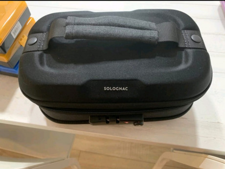 Hola, vendo accesorios varios:

1.- Funda de Nylon para arma corta , es universal.

2.- 5 cajas de plástico 72