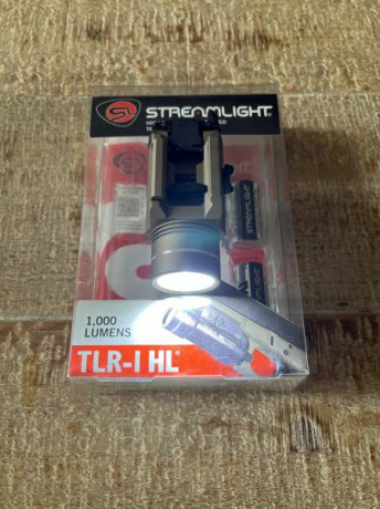 Hola 
Se vende linterna Linterna  STREAMLIGHT TLR-1 HL en perfecto estado 150€
envio incluido cualquier 01