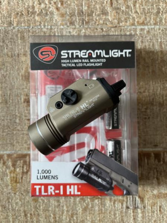 Hola 
Se vende linterna Linterna  STREAMLIGHT TLR-1 HL en perfecto estado 150€
envio incluido cualquier 00