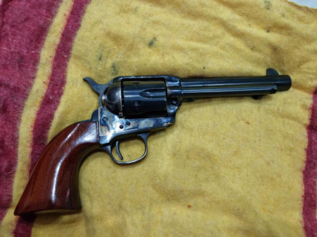  revolver Uberti cl 44-40  de 5" y media ,sin estrenar en libro de coleccionista de réplicas con 01