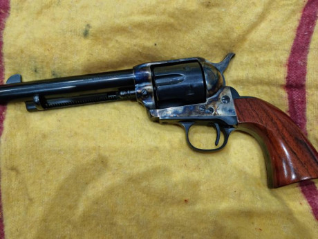  revolver Uberti cl 44-40  de 5" y media ,sin estrenar en libro de coleccionista de réplicas con 00