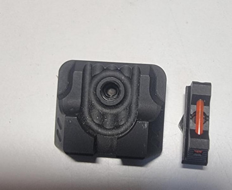 Se venden miras ZEV para Glock. Alza en negro con estrias antireflejos y punto de mira de fibra óptica 01