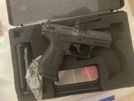 Hola pongo a la venta esta Walther p22
Guiada en F
Maletín original con otro lomo de empuñadura y otros 02