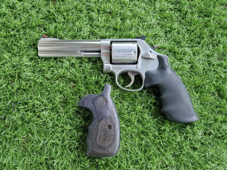 Vendo Revolver en perfectas condiciones de 5 pulgadas y tambor de 7 tiros, no tiene una raya.
He sido 01