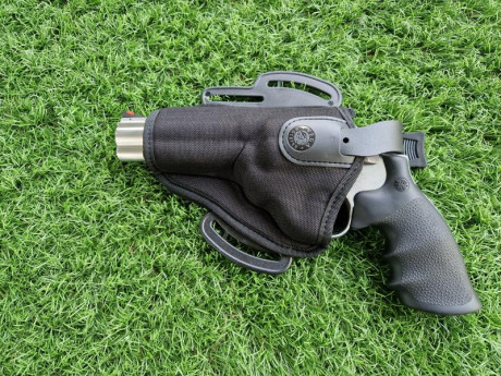 Vendo Revolver en perfectas condiciones de 5 pulgadas y tambor de 7 tiros, no tiene una raya.
He sido 00