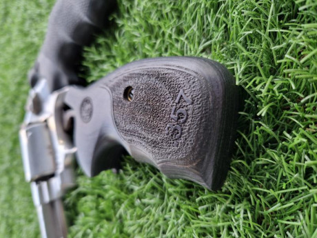 Vendo Revolver en perfectas condiciones de 5 pulgadas y tambor de 7 tiros, no tiene una raya.
He sido 12