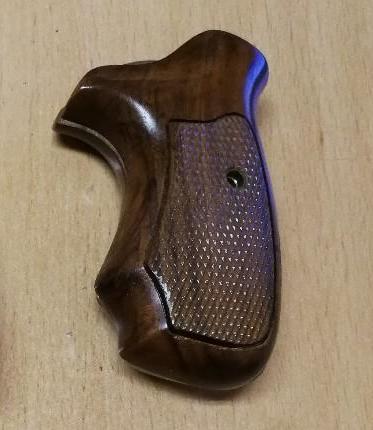       ***ENCONTRADAS***    

Compro cachas de madera tipo combat, en buen estado, para revolver Astra 00