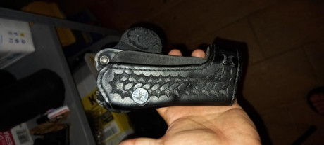 Por limpieza de armero vendo funda clasica para 1911 y dos portacargadores del mismo modelo. Todo en acabado 01