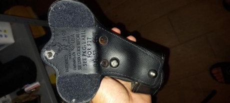 Por limpieza de armero vendo funda clasica para 1911 y dos portacargadores del mismo modelo. Todo en acabado 00