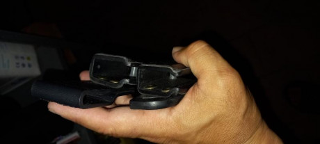 Por limpieza de armero vendo funda clasica para 1911 y dos portacargadores del mismo modelo. Todo en acabado 10