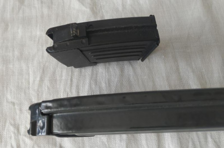 Pongo a la venta dos cargadores que supongo son de AK-47. Entran 5 cartuchos del 7,62 x 39 . Comprados 02