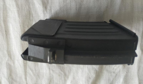 Pongo a la venta dos cargadores que supongo son de AK-47. Entran 5 cartuchos del 7,62 x 39 . Comprados 01