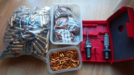 300 vainas un tiro y tumbler cinesot, 400 FMJ de 147 gr, dies Hornady y 160 cobreadas de 125gr. 190, envío 00