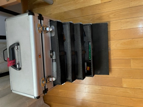 Vendo esta maleta con capacidad para 3/4 armas cortas (dependiendo de la distribución), cascos, munición, 01