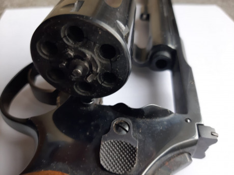 Revolver LLama calibre 22.
Modelo 26, cañon de 6".
Buen estado y precisión.
Guiado con licencia F. 10