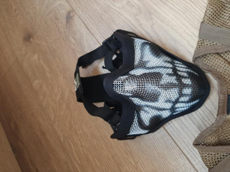 Hola a todos.

*Se vende:* 

Chaleco táctico MILTEC color coyote con 4 portacargadores + máscara protección 01