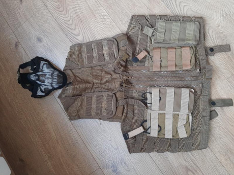 Hola a todos.

*Se vende:* 

Chaleco táctico MILTEC color coyote con 4 portacargadores + máscara protección 00
