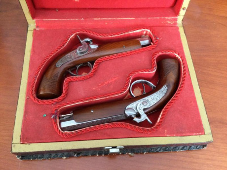VENDIDAS+Vendo juego de pistolas de duelo marca MENDI cal. 12 mms. con estuche de cuero repujado.
precio 01