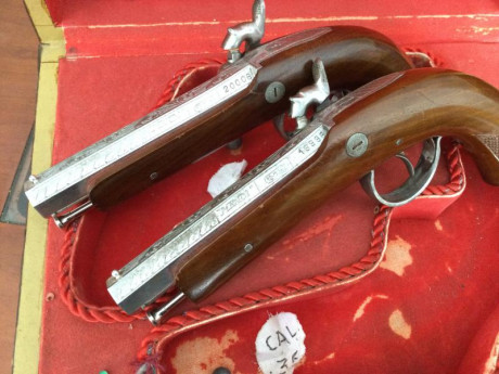 VENDIDAS+Vendo juego de pistolas de duelo marca MENDI cal. 12 mms. con estuche de cuero repujado.
precio 00