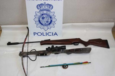 ¡¡¡Pa habernos matao, tremendo decomiso: una ballesta, una escopeta de balines, un hacha, una flecha, 01