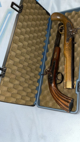 Hola, 
un compañero me ha encargado la venta de éstas 2 pistolas de avancarga, el precio es de 200€ cada 02