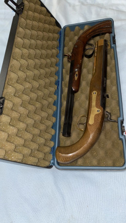 Hola, 
un compañero me ha encargado la venta de éstas 2 pistolas de avancarga, el precio es de 200€ cada 00