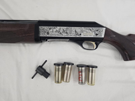 Vendo fabarm euro 3 lux, calibre 12 y cañon de 76.
 Lleva sus choques y llave para cambiarlos. 
Tiene 00