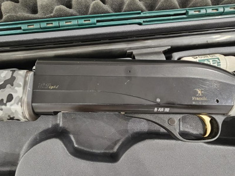 Vendo franchi 712 light, del 12 cañon 71. 
Lleva hidroimpresion en la culata,  con todos sus choques, 00