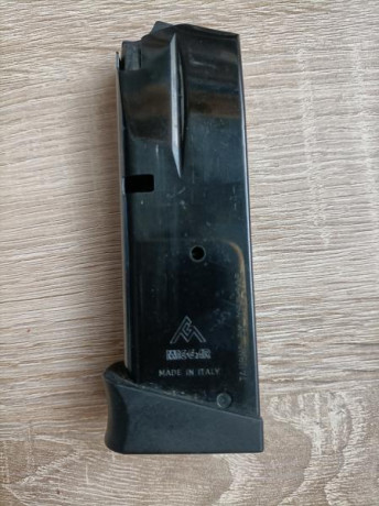 Se vende cargador para pistola Taurus PT 111 Millenium en 9 pb, con extensión para meñique. En excelente 01