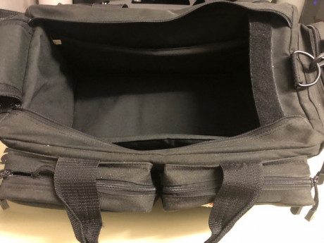Vendo esta conocida bolsa de tiro, ideal para recorridos y tiro de precisión. Incluye bolsa interior para 12