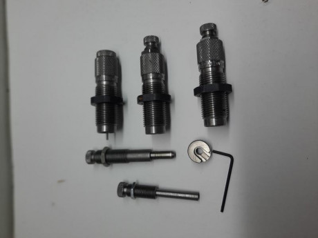 Vendo dies LYMAN calibre 32. 45 euros porte incluido. 00