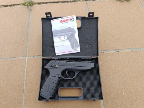 Se vende pistola GAMO P-25 Blowback, funciona con CO2. Funciona perfectamente y está bien a nivel estético. 01