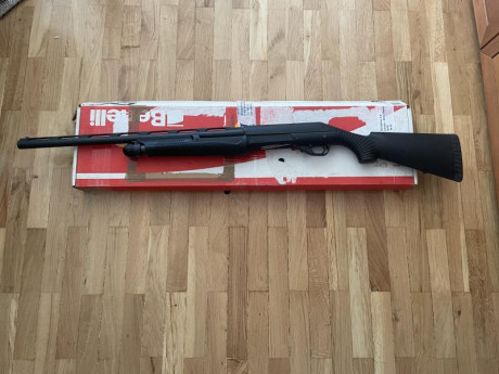 Se vende escopeta de corredera Benelli Nova, del 12, cañón 61cm,
precio 500€, para cualquier consulta 00